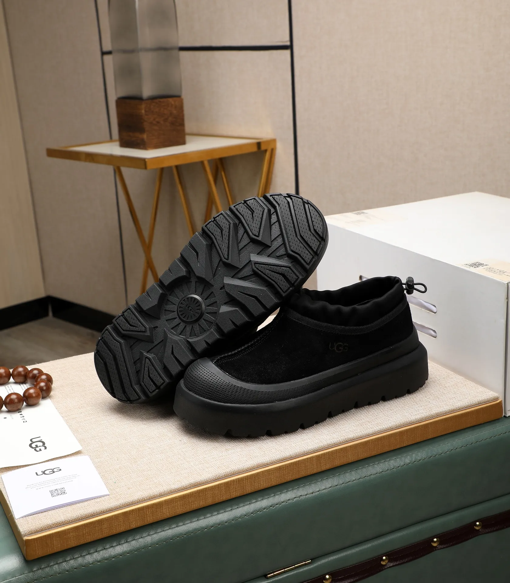 Men's shoes 💰540 (same style for men and women) Please pay attention to the quality of the original order and compare the thickness of the wool 🏮🏮The popular UGG is from Australia's warm luxury brand men's shoes, the official website is synchronized, Beckham men's style..., made of imported first-layer waxed cowhide, waxed toe cap, Australian real wool velvet lining Carefully sewn...Imported rubber Martin boots outsoles (comfortable, soft and wear-resistant). I really like the quality..Exquisite workmanship. You won't be able to put it down at first sight. Sizes 35-44